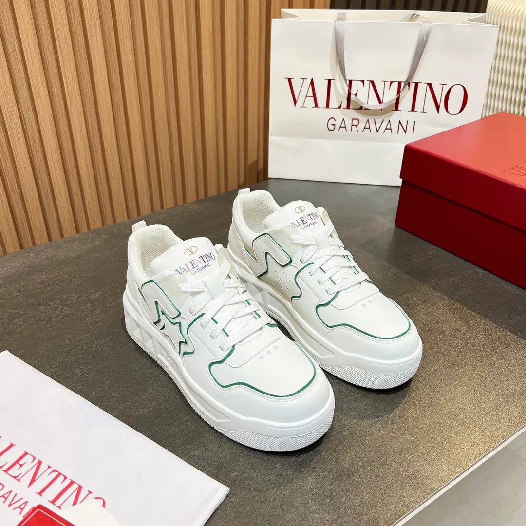 👟👟Ex-factory price 660👟👟 𝑽𝒂𝒍𝒆𝒏𝒕𝒊𝒏𝒐Valentino 𝑶𝒏𝒆𝑺𝒕𝒖𝒅 Couple casual sports shoes series Valentino 2024 new couple sports shoes are on sale. The original ZP was purchased and dismantled. Repeated pattern making and modification. I tried my best to restore it one to one! Top luxury masterpiece Signature five-pointed star design Soft and comfortable genuine leather with contrasting colors brings excellent and elegant texture and excellent on-foot comfort Top purchasing version upper: imported calfskin surface/original oil edge craftsmanship Outsole: original development 𝐓𝐏𝐔 two-color combination outsole Packaging: original configuration complete package Code number: 34-𝟒𝟓